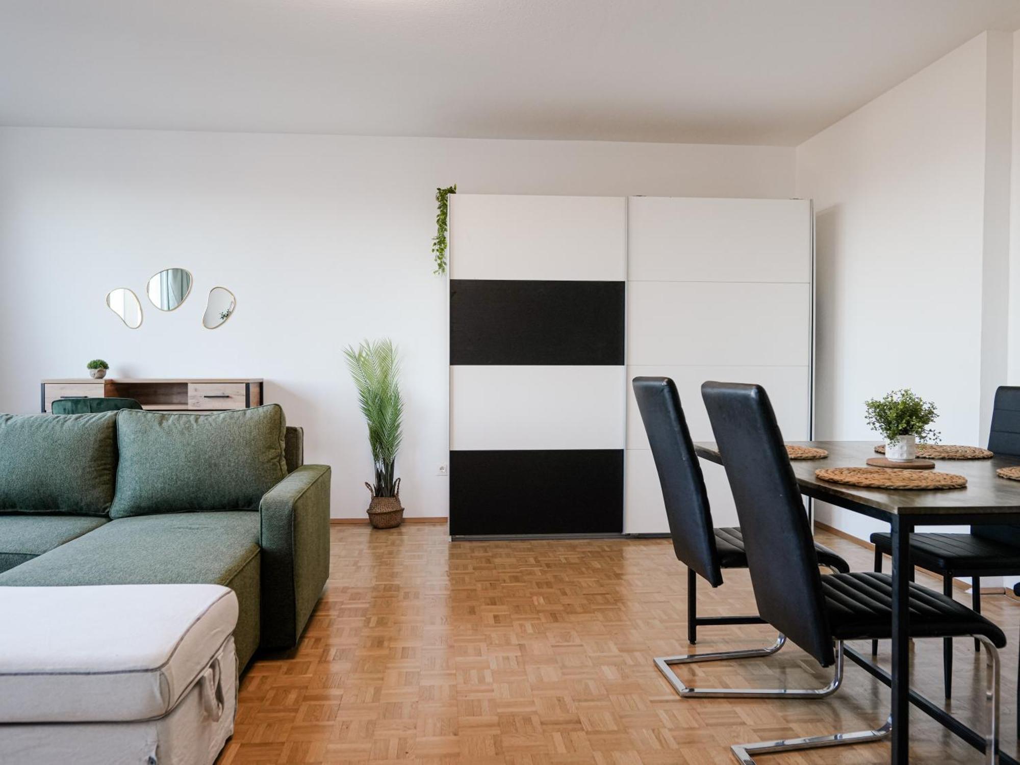 Spacious Apartments With View & Free Parking 비너노이슈타트 외부 사진