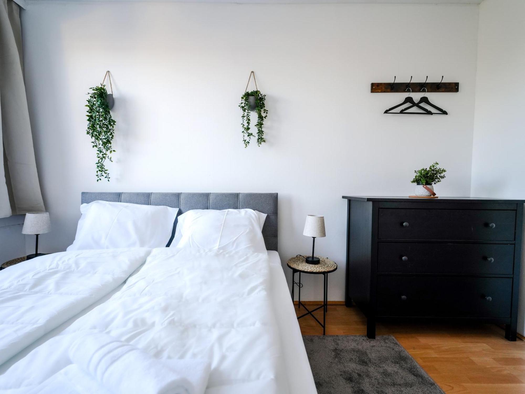 Spacious Apartments With View & Free Parking 비너노이슈타트 외부 사진